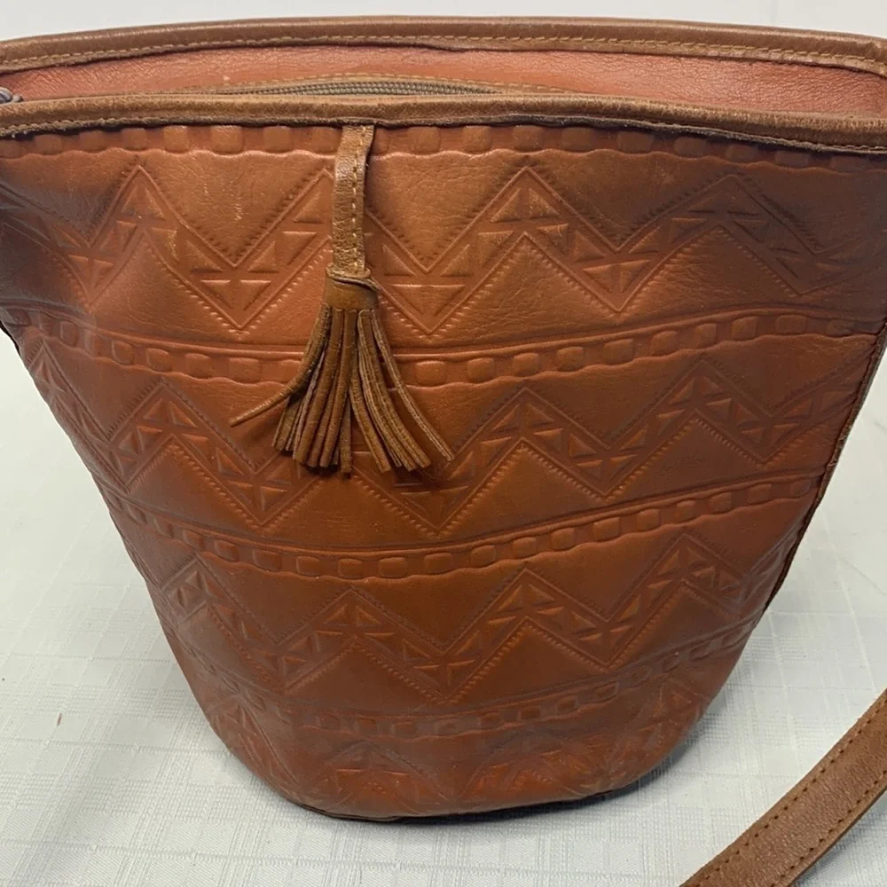 UNSIA MADE IN URUGUAY leather bucket style zip top bag